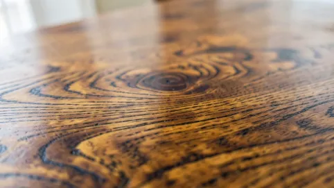 Czym pomalować olejowane drewno