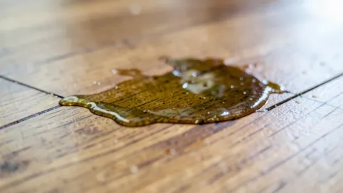 Jak usunąć tłuste plamy z podłogi drewnianej olejowanej